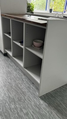 1 Küchenzeile, ca.3x1 lfd. m bestehend aus Kühlschrank, Spülmaschine,